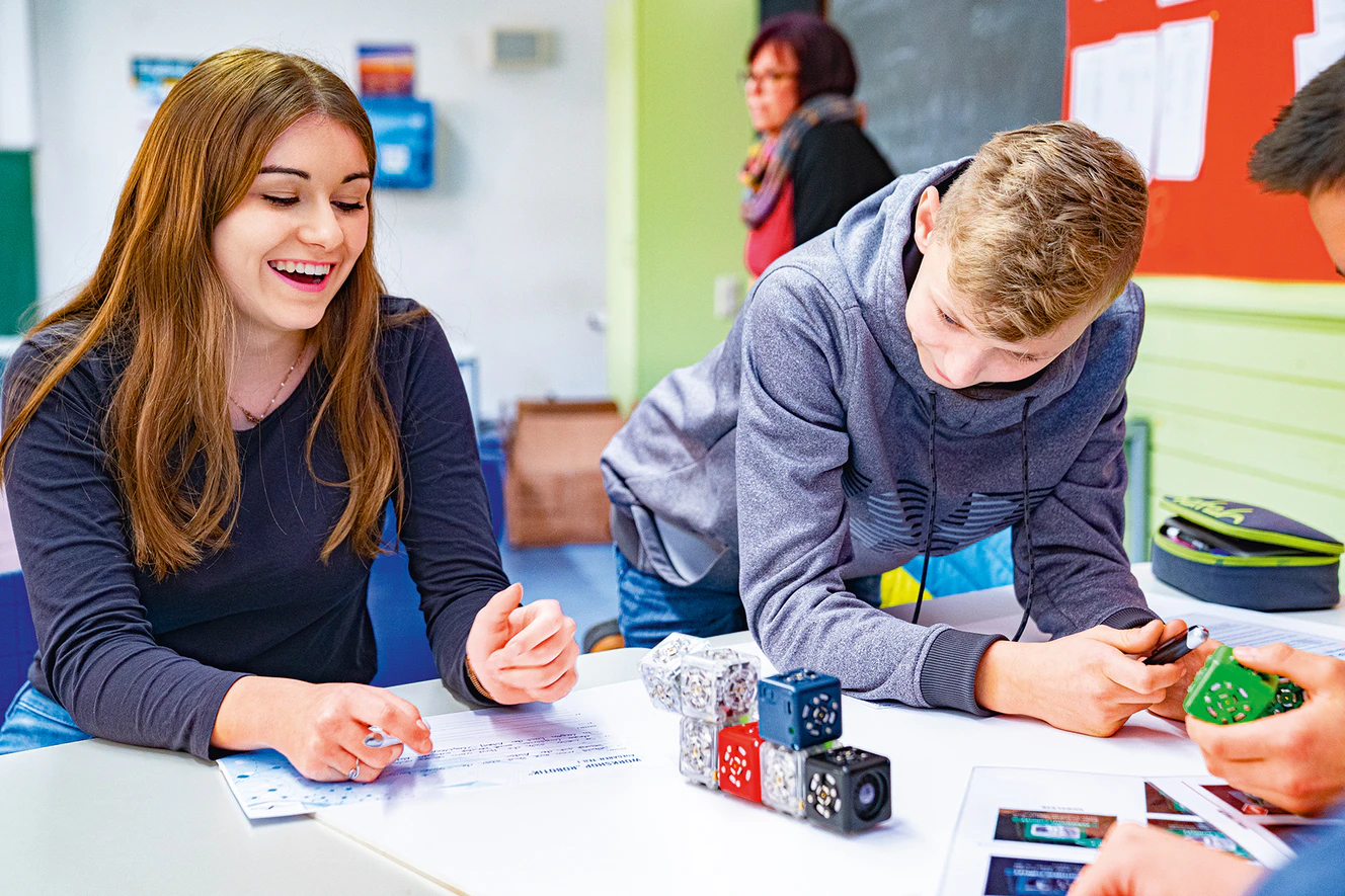 Probieren geht über Studieren in den Workshops von COACHING4FUTURE. Die Jugendlichen finden zum Beispiel heraus, wie Robotermodule kombiniert werden müssen, um einen „Zug“ vor der Tischkante anhalten zu lassen. — © COACHING4FUTURE/Baden-Württemberg Stiftung