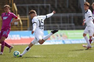 Spieler kickt Fußball — © SSV Ulm 1846 Fußball
