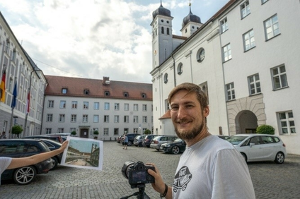  Fotograf Philipp Röger bei seiner Arbeit: immer auf der Suche nach dem richtigen Blickwinkel für die Postkarte — © Stefanie Remmele/Stadt Günzburg