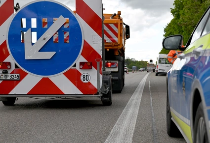 Unfall auf A8 durch unaufmerksames Auffahren auf Sicherungsanhänger — © Thomas Heckmann