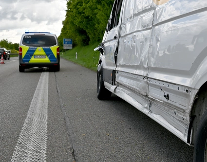 Unfall auf A8 durch unaufmerksames Auffahren auf Sicherungsanhänger — © Thomas Heckmann