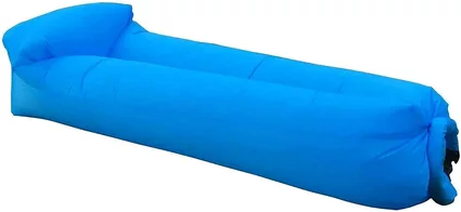 blaues, längliches Luftkissen  — © Amazon
