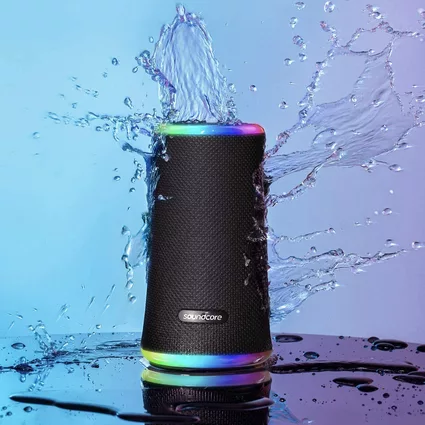 wasserfeste Musikbox mit LED Effekt — © Amazon