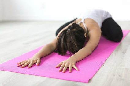 Frau beim Yoga