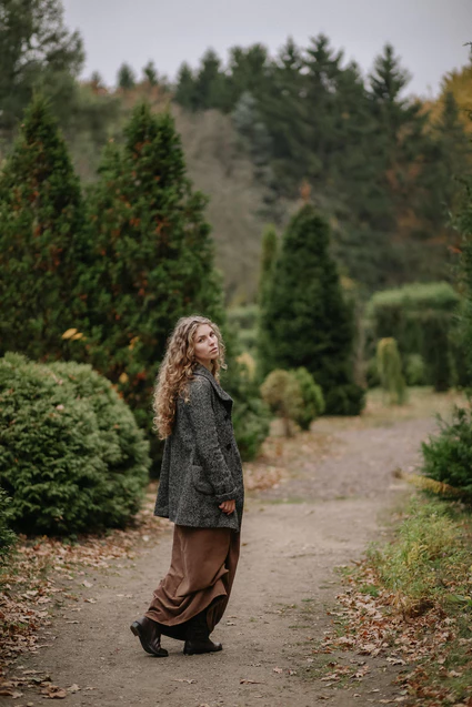 Eine Frau im Kleid