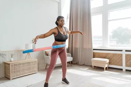 Frau trainiert mit Hula Hoop - Reifen