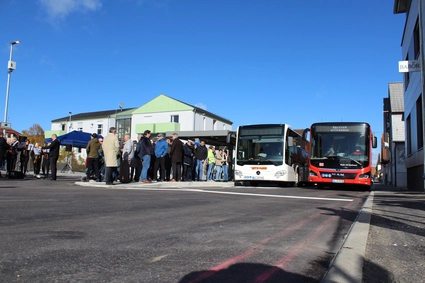 Busse und Menschen im neuen ZOB 