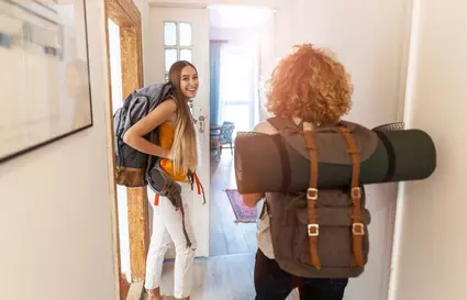 Frauen mit Rucksack — © Adobe Stock / pikselstock / 320526446