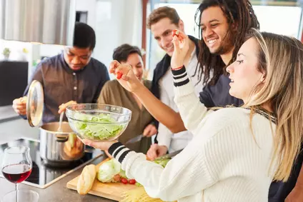 Menschen kochen in einer Küche — © Adobe Stock / Robert Kneschke / 378723533