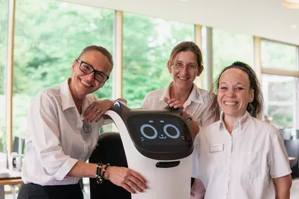 Restaurant- und Serviceteam des Parkhotel Jordanbad mit neuem Serviceroboter "Anton" — © Lerch Genusswelten