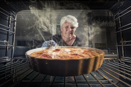 Eine Oma backt kuchen