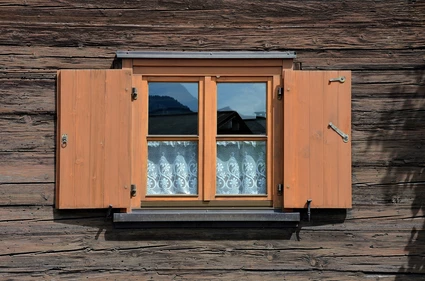 Ein Holzfenster