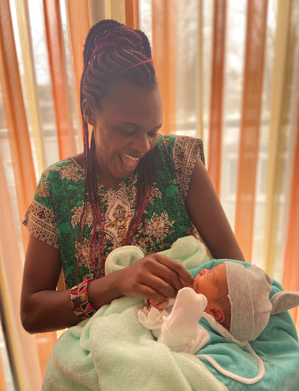 Mutter Ruth Wambui Piller mit Sohn Samuel in der Donauklinik Neu-Ulm — © Kreisspitalstiftung Weißenhorn