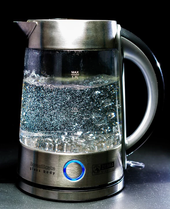 Wasserkocher mit brodelndem Wasser