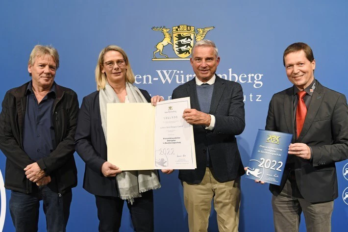 Der Innenminister von Baden-Württemberg, Thomas Strobl, überreichte Gudrun Eckert und Andreas Gumper von der Liebherr-Arbeitsmedizin in Ehingen die Auszeichnung. Als Vertreter für den DRK-Kreisverband Ulm e.V. war Vizepräsident Paul Burger bei der Verleihung dabei. — © Liebherr-International Deutschland GmbH