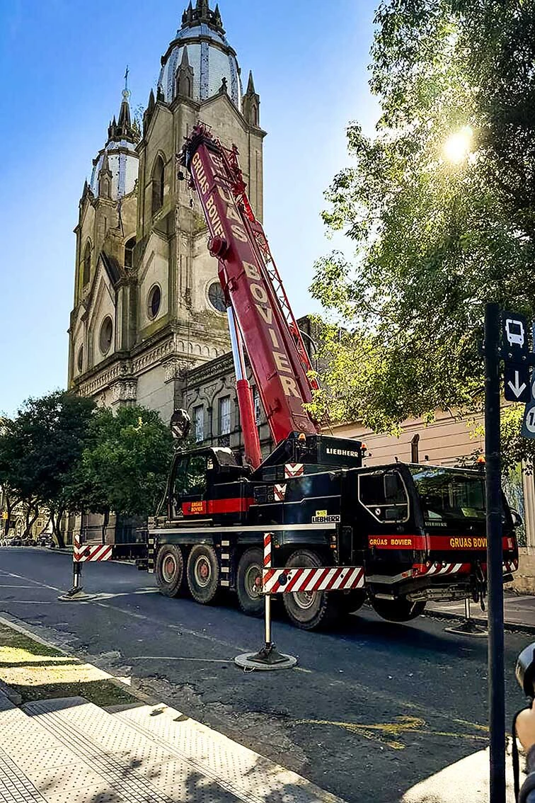 Sternstunde in Argentinien: Ehinger Liebherr-Kran hebt zwei Meteoriten — © Liebherr-Werk Ehingen GmbH