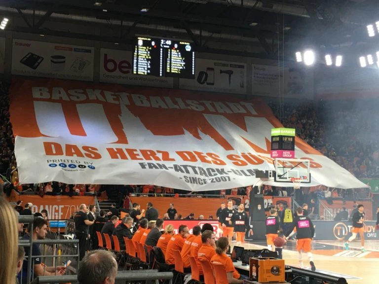 Fans mit großen Plakaten in der ratiopharm arena