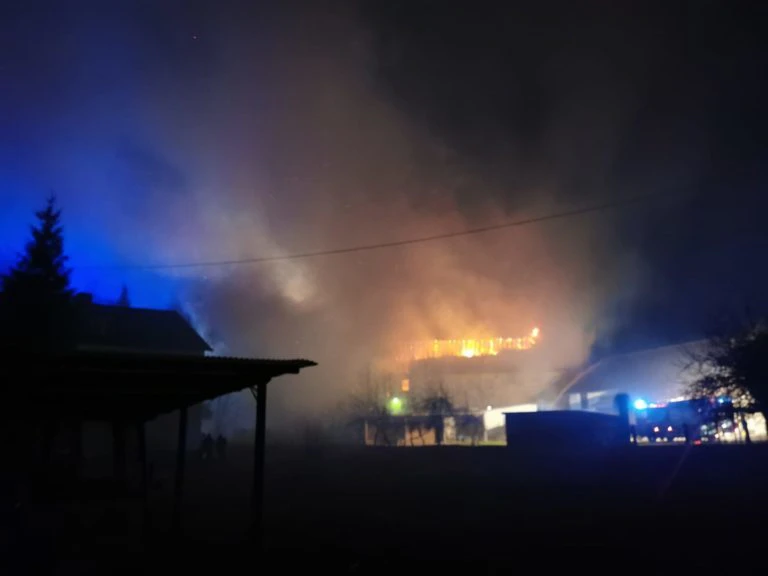 Eine brennende Halle in Bellenberg