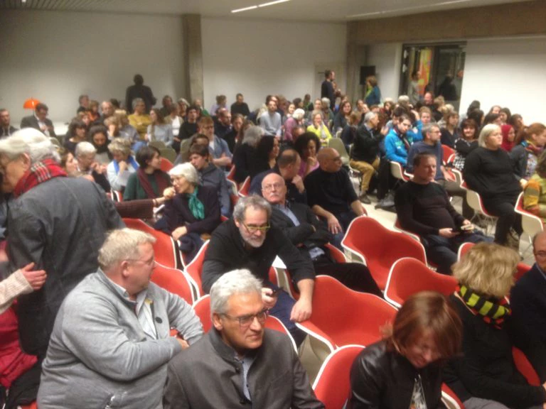 Ein Saal voller Menschen