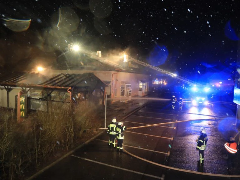 Der brennende McDonalds in Laupheim — © Ralf Zwiebler