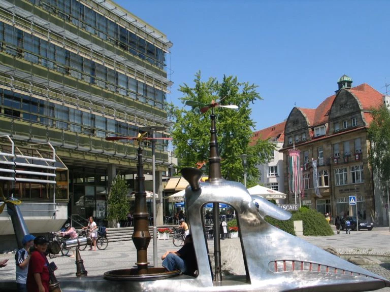 Das Hubramobil vor dem Rathaus in Laupheim