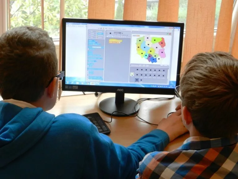 Zwei Schüler an einem Computer