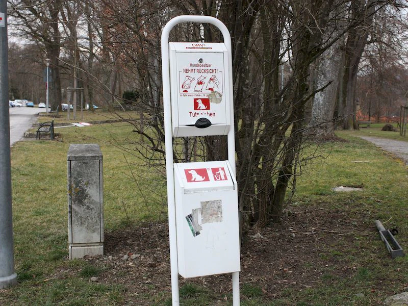 Ein Schild und Mülleimer für Hundedreck