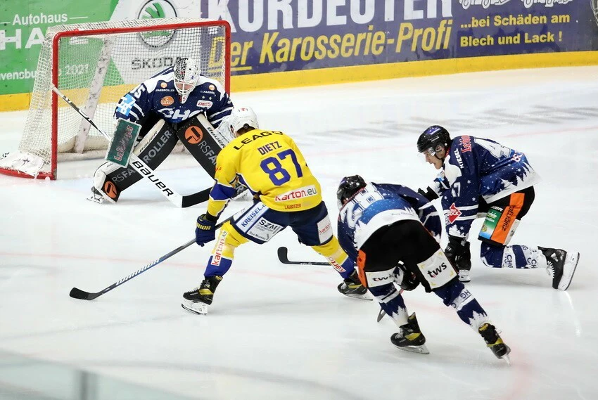 Der neuen Tryout Stürmer der Towerstars Myles Fitzgerald in Aktion — © F. Enderle