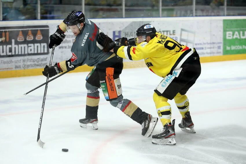 Zwei Eishockeyspieler spielen auf dem Eis — © Ravensburger Towerstars