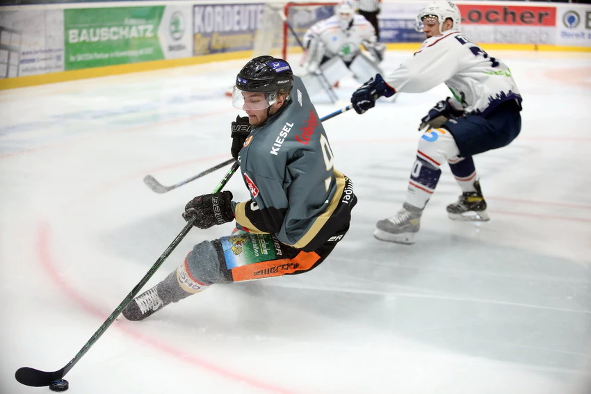 Eishockey Spieler auf dem Eis — © Ravensburger Towerstars