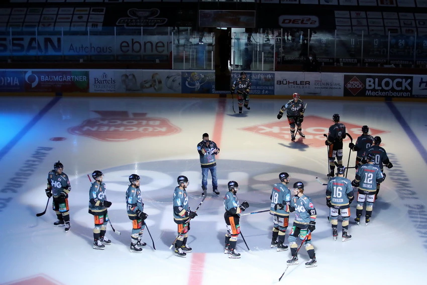 Eishockey Spieler auf dem Eis — © Kim Enderle