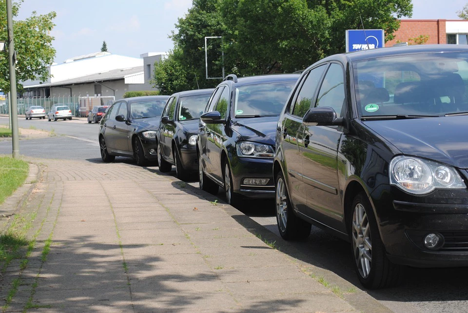Autos parken am Straßenrand