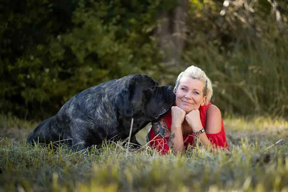 DIe Besitzerin vom Hondslädle in laichingen mit ihrem Hund — © Des Hondslädle