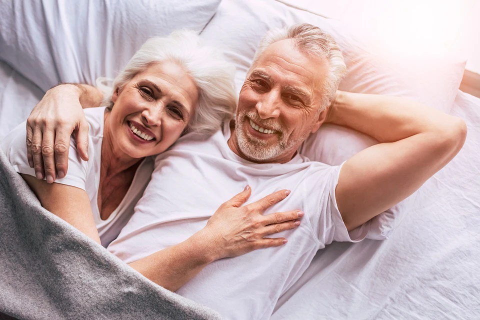 lachendes Senioren-Paar im Bett