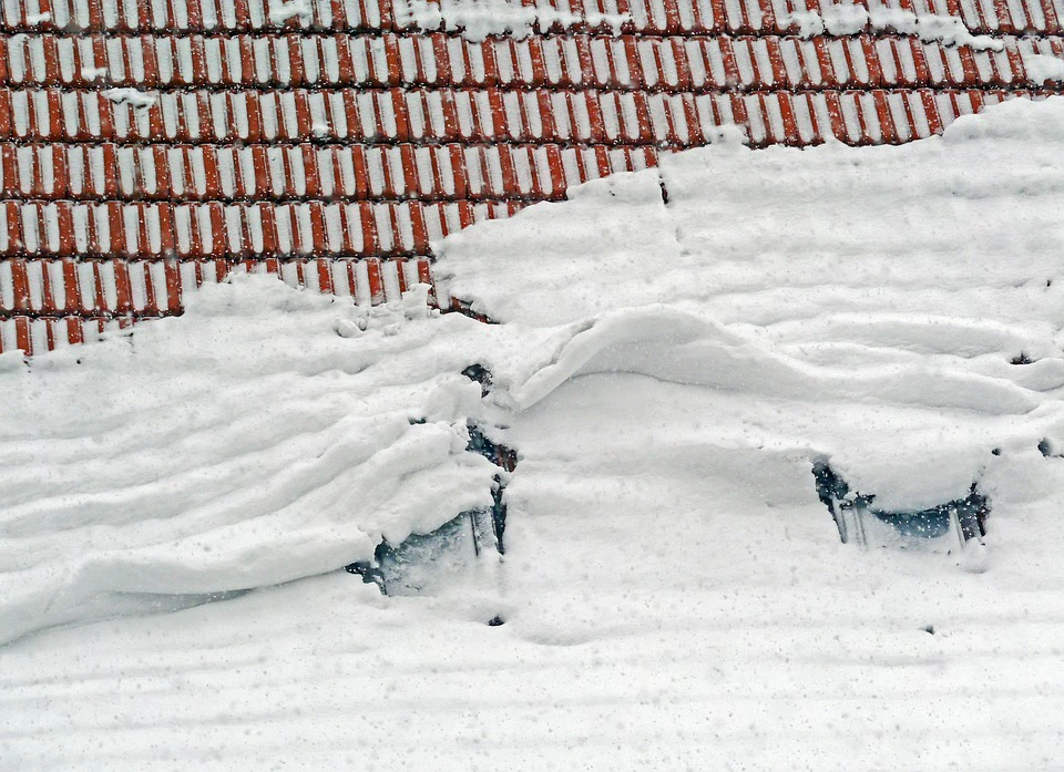 Rutschender Schnee auf dem Dach — © hpgruesen