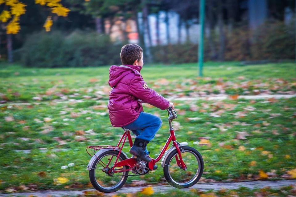 Junge auf einem Kinderfahrrad