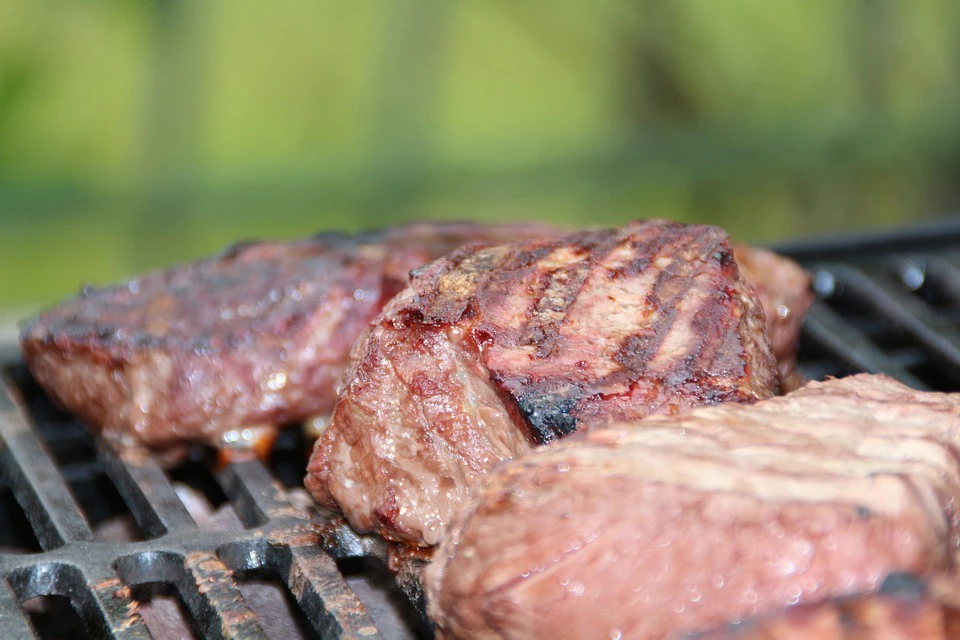 Fleisch auf einem Grill