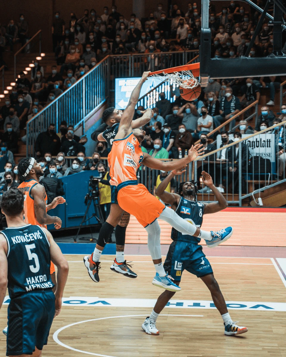 Krachende Dunks gab es am Samstagabend reichlich zu sehen: Hier von Forward Karim Jallow. Foto: Felix Steiner — © Felix Steiner