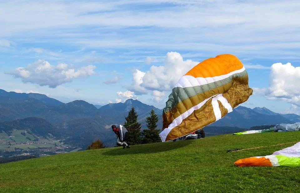 Start eines Gleitschirmfliegers
