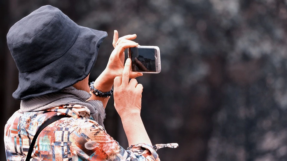 Tourist fotografiert per Handy