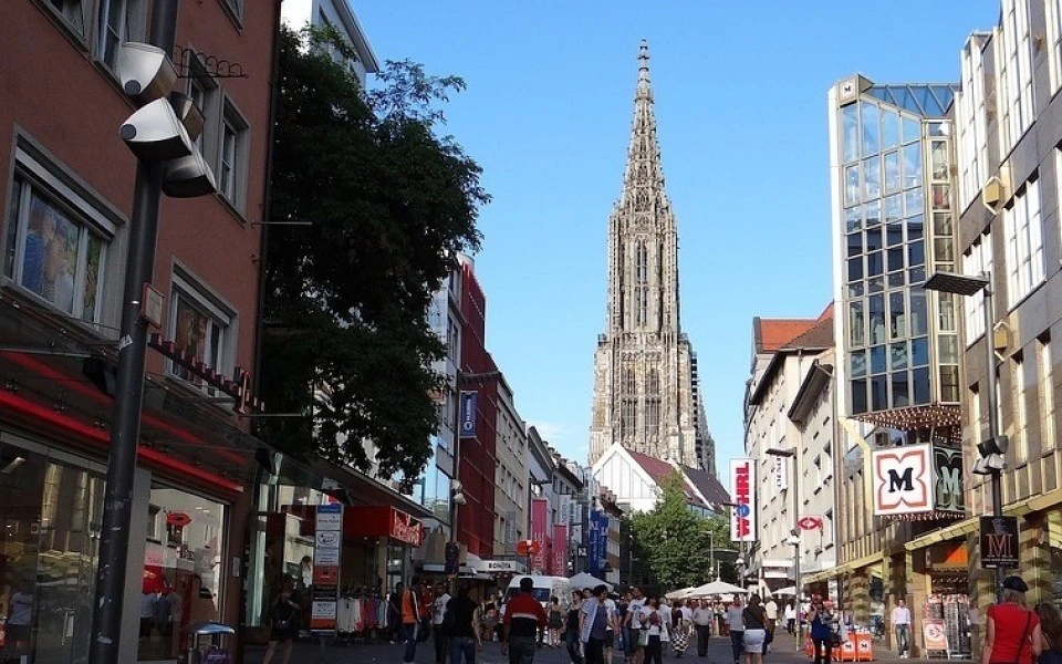 Die Ulmer Hirschstraße mit Läden und Fußgängern