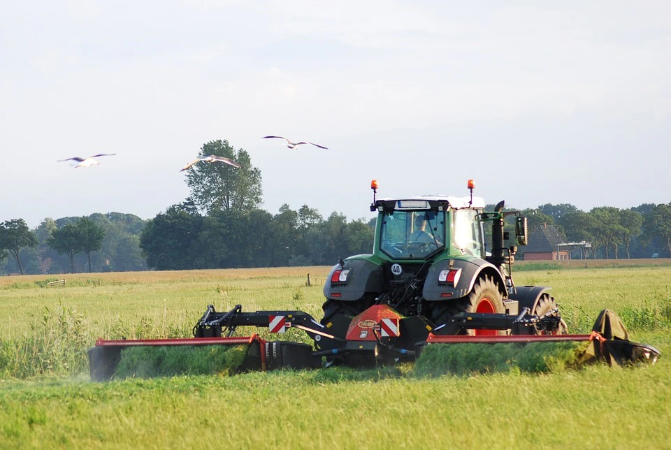 Traktor beim Mähen einer Wiese