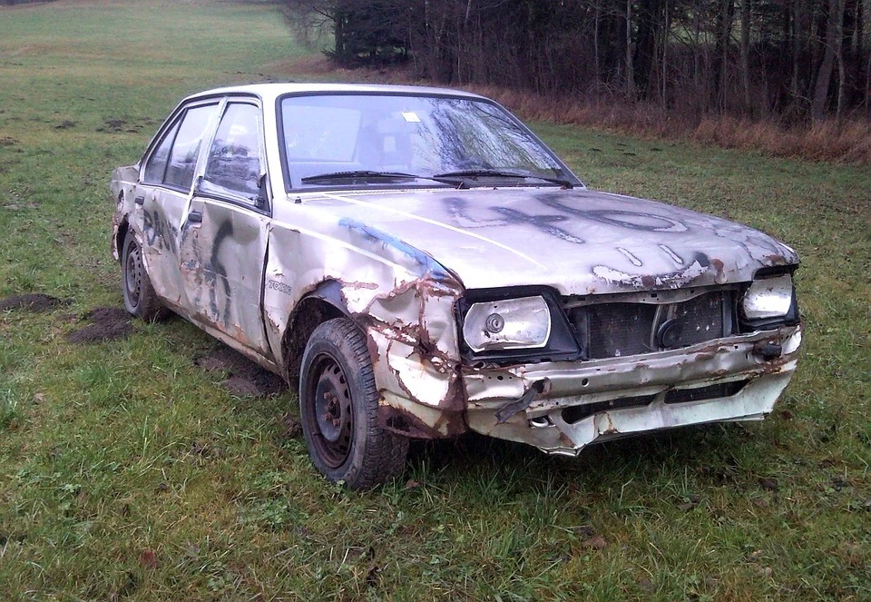 Altes Auto im Wald