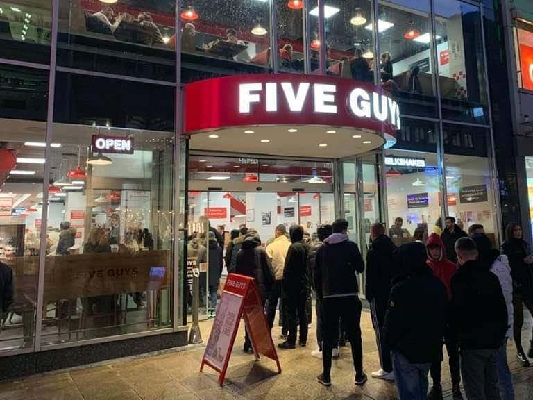 Der Eingang eines Five Guys Ladens