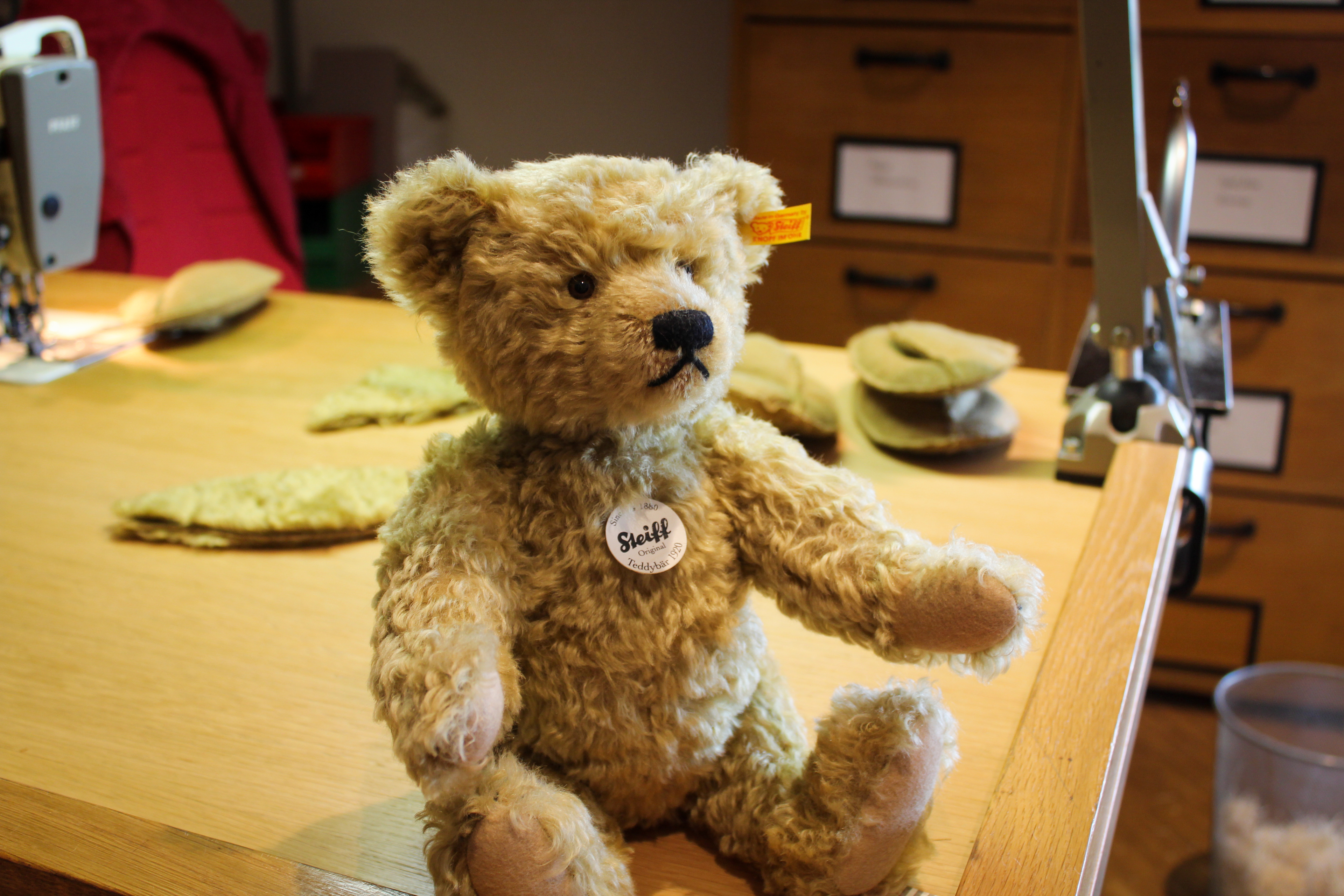 Ein Teddybär im Steiff Museum