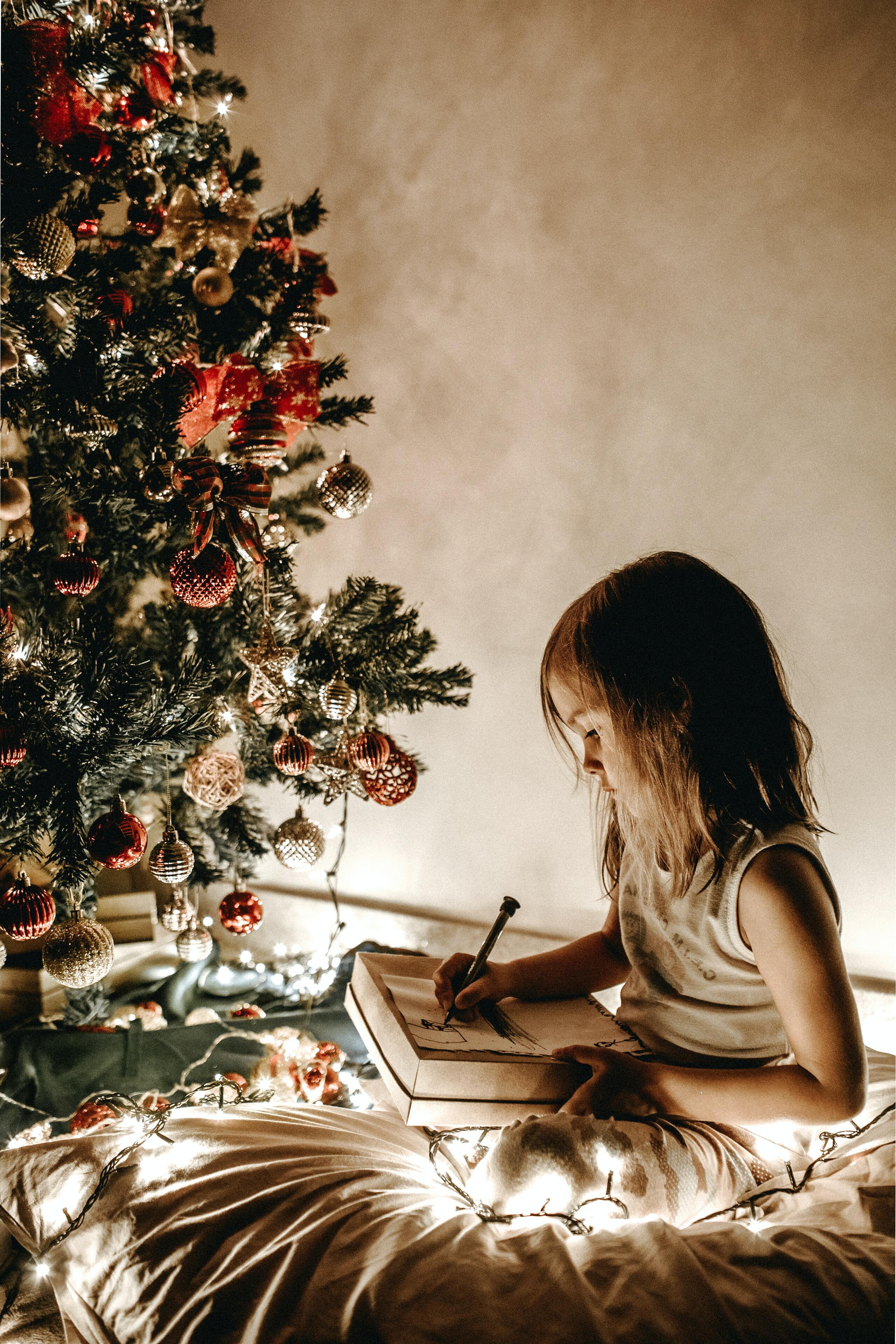 Kind vor Weihnachtsbaum 