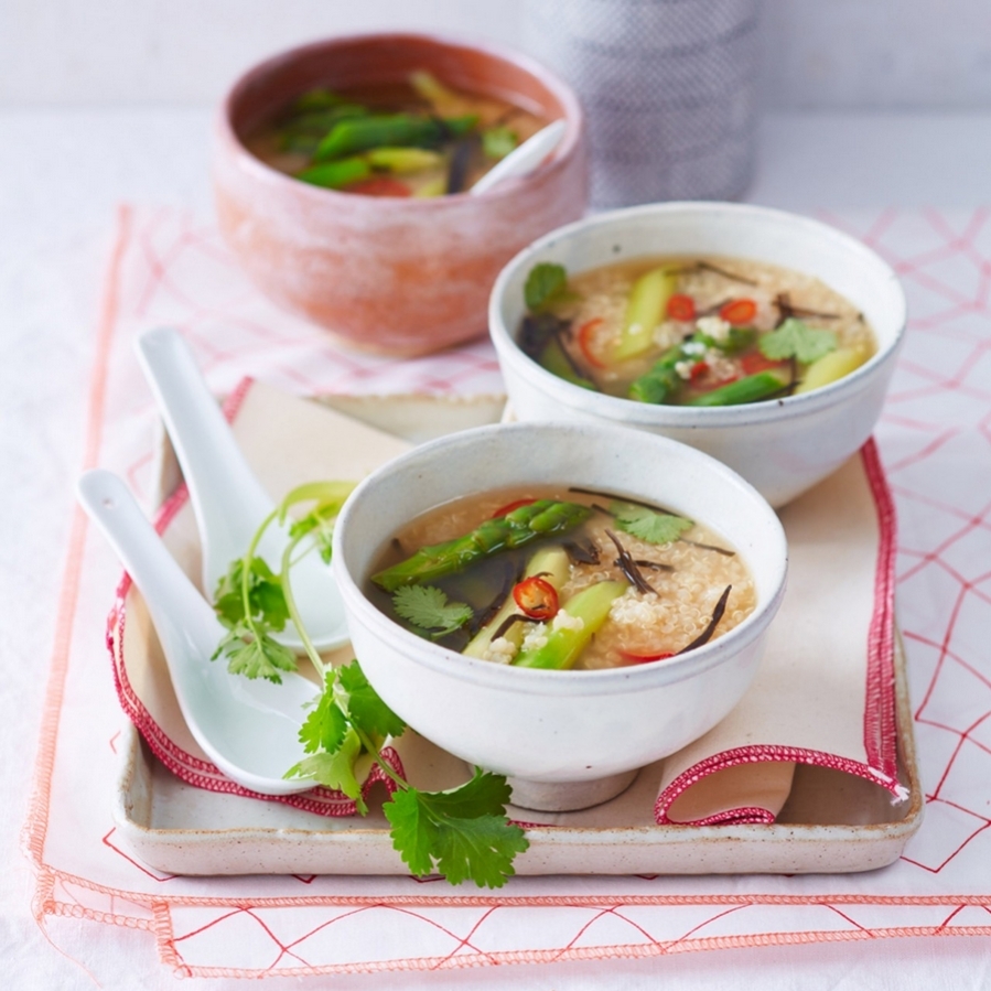 Miso-Suppe mit grünem Spargel und Quinoa