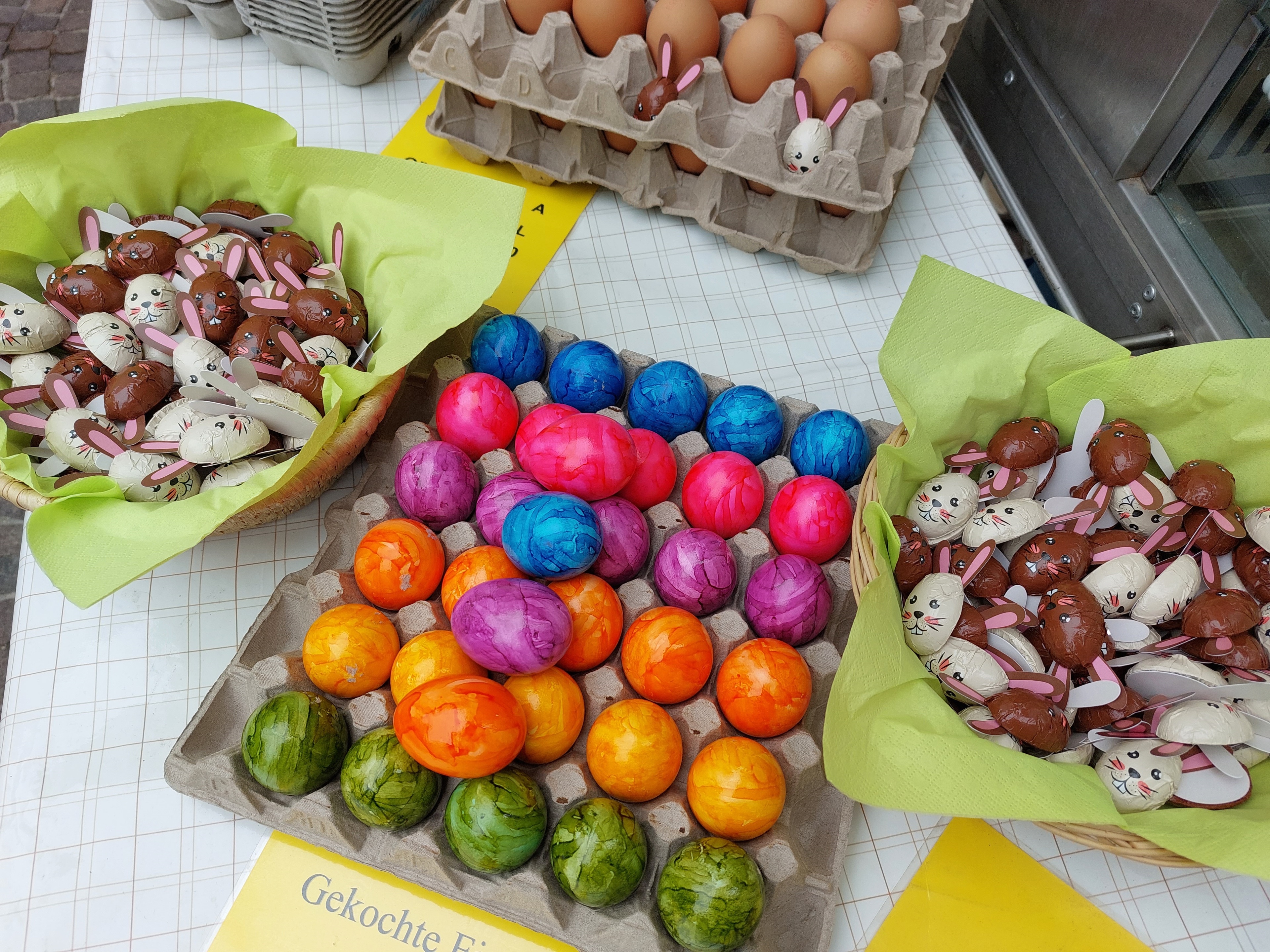 Osterhasen geschenkt auf dem Biberacher Wochenmarkt